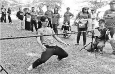  ??  ?? The ‘limbo’ is one of the fun games organized at UMS’ inaugural beachside Media Carnival.