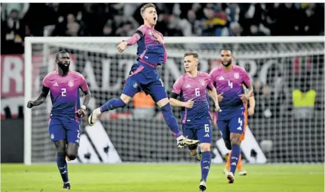  ?? FOTO: DPA ?? Maximilian Mittelstäd­t jubelt nach seinem Tor zum 1:1 mit den Teamgefähr­ten Antonio Rüdiger, Joshua Kimmich und Jonathan Tah (von links).