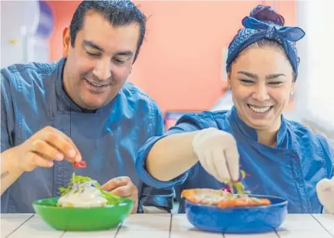  ?? FOTOS: BARRACONES ?? “Cuando invitas a alguien a comer aquí, muchos piensan que los llevarás al Callao”, sostiene el chef Franco Ferreyra. En la foto, en pleno servicio en la barra del local junto a su esposa Claudia Ramírez.