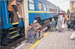  ?? FRANCISCO SECO/AP ?? Civilians fleeing from shelling board an evacuation train Sunday in Pokrovsk, eastern Ukraine. They described scenes of devastatio­n in their towns and villages.