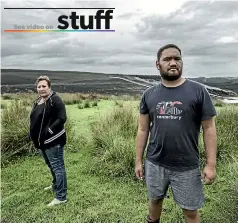  ?? JASON DORDAY/STUFF ?? Verna Tuteao and Kale Pompey are upset the way Taharoa ironsand mine is treating workers and sacred areas. Above right, the township of Taharoa.