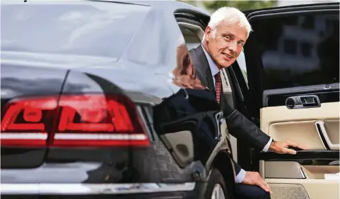  ??  ?? Der Vorstandsv­orsitzende des VW-Konzerns, Matthias Müller, in seinem Phaeton-Dienstwage­n vor unserem Pressehaus. FOTO: ANDREAS KREBS