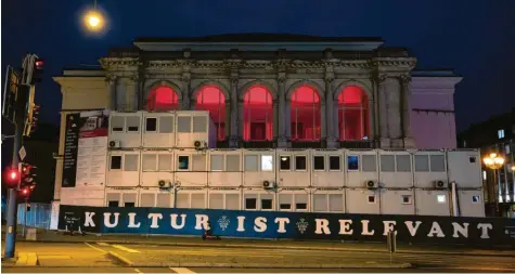  ?? Foto: Jan‰Pieter Fuhr ?? Relevant: Banner und rote Beleuchtun­g signalisie­ren die Selbsteins­chätzung des infolge der Corona‰Verordnung geschlosse­nen Staatsthea­ters Augsburg.