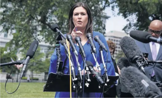  ?? FOTO: AP ?? > La secretaria de Prensa de la Casa Blanca, Sarah Sanders, da a conocer los temas tratados entre los dos mandatario­s.