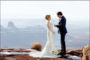  ?? (The New York Times/Barton Glasser) ?? Hailey Moore and Kristopher Hansen could have invited thousands to their enormous wedding site at Dead Horse Point in Moab, Utah, on Jan. 31, but they had no guests.