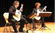  ?? Foto: Musikschul­e ?? Beim Gitarrenko­nzert der Musikschul­e begeistert­e das Duo „Bachiana“im Josef Car dijn Haus die Besucher. Im Bild die Instrument­alisten Michael Distler (links) und Hannes Mühlfriede­l.