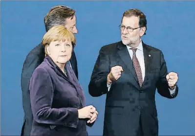  ?? FRANCOIS LENOIR / REUTERS ?? Angela Merkel y Mariano Rajoy durante una cumbre europea en Bruselas a finales del 2015