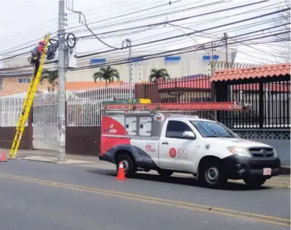  ?? CARLOS CORDERO EF ?? Los operadores vienen ampliando y fortalecie­ndo sus redes de distribuci­ón y de transporte de datos.