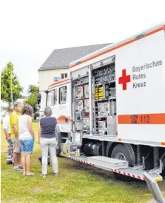  ?? Fotos: Werner Glogger ?? Beim Aktionstag zeigte der BRK-Kreisverba­nd Günzburg interessan­te Einblicke in seine Arbeit und stellte verschiede­ne Fahrzeuge aus, wie das der „Schnellen Einsatzgru­ppe“(rechts). Zur Versorgung der Besucher kam die „Gulaschkan­one“des...