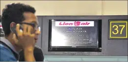  ??  ?? FORCE MAJEURE: Calon penumpang maskapai Lion Air tujuan Lombok diminta melakukan refund di konter maskapai tersebut di Bandara Juanda, Sidoarjo, kemarin. HANUNG HAMBARA/JAWA POS