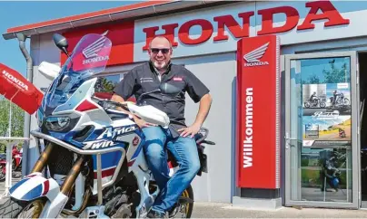  ??  ?? Peter Schneller, Inhaber von Biker Stable in Deiningen, ist Vertragshä­ndler von Honda, Suzuki und seit kurzem von SWM. Zum 25 jährigen Jubiläum am Wochenende präsentier­t er und sein Team eine ganze Reihe neuer Modelle. Unser Foto zeigt ihn mit der...