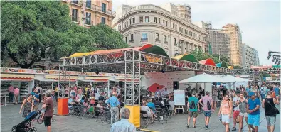  ??  ?? L’avinguda de la Catedral és el punt de trobada de tots els interessat­s en la literatura catalana.