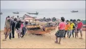  ?? PTI ?? ■
Fishermen pull their boats away from the sea following Cyclone Bulbul warning in Puri on Friday.