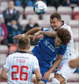  ?? ?? Kyle Benedictus is first to the ball. Photo: Craig Brown