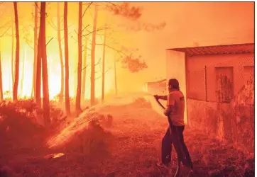  ?? (Photos MaxPPP) ?? Les habitants ont tenté de sauver leurs habitation­s, parfois avec des moyens dérisoires. Certains y ont perdu la vie.