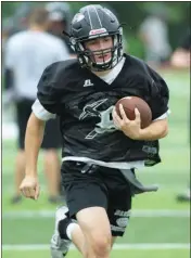  ??  ?? Hunter Davis looks for yardage during practice.