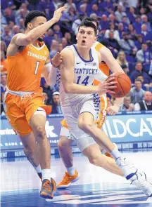  ?? JAMES CRISP/ASSOCIATED PRESS ?? Kentucky’s Tyler Herro drives on Tennessee’ Lamonte Turner on Saturday. The fifth-ranked Wildcats downed the No. 1 Vols by 17.
