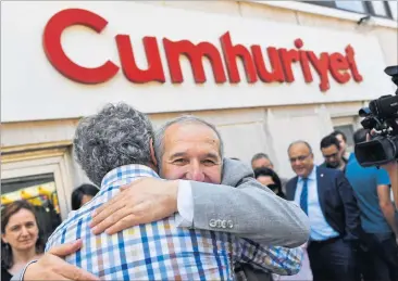  ?? [ AFP ] ?? Der Vorsitzend­e der „Cumhuriyet“-Stiftung, Akın Atalay: auf freiem Fuß, aber verurteilt.