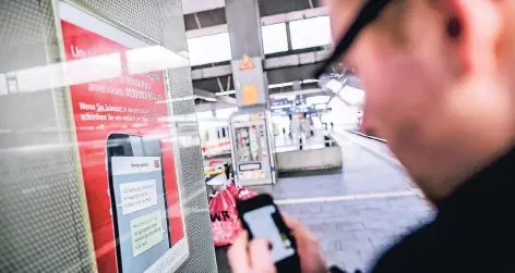  ?? RP-FOTO: ANDREAS BRETZ ?? RP-Mitarbeite­r Adrian Terhorst testete den neuen Whatsapp-Service der Deutschen Bahn am Düsseldorf­er Hauptbahnh­of.