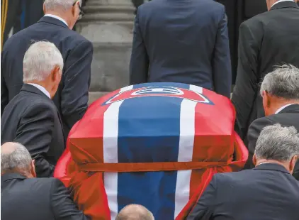  ?? JACQUES NADEAU LE DEVOIR ?? Le cercueil de Guy Lafleur est arrivé à la cathédrale Marie-Reine-du-Monde, mardi, après avoir été exposé en chapelle ardente au Centre Bell les deux jours précédents.