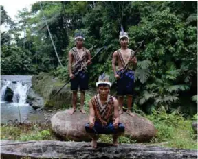  ??  ?? RITUAL. Los shamanes se encargan de limpiar a los visitantes con plantas de la selva para ahuyentar las malas energías. (Foto: ame.gob.ec)