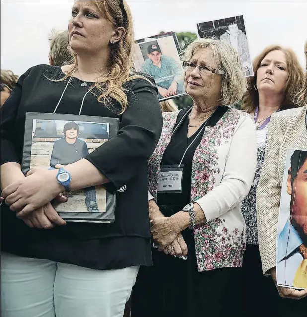  ??  ?? Las manifestac­iones de personas que han perdido a familiares por sobredosis de opiáceos son cada vez más frecuentes en EE.UU.