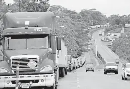  ?? /EFE ?? Vista de una fila de camiones en espera de cruzar la frontera hacia Costa Rica durante un cierre indefinido, dadas las manifestac­iones de ciudadanos costarrice­nses contra un eventual acuerdo del Gobierno de Carlos Alvarado con el Fondo Monetario Internacio­nal