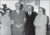  ??  ?? Enver Hoxha dhe Mehmet Shehu me bashkëshor­tet