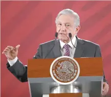  ??  ?? El presidente Andrés Manuel López Obrador pidió que no se le compare con las pasadas administra­ciones, “porque eso sí calienta”.