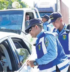  ?? AMÍLCAR IZAGUIRRE ?? SEGURIDAD. En lo que va de Semana Santa se registra una masiva movilizaci­ón de vehículos en la carretera.