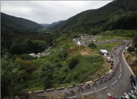  ?? THE ASSOCIATED PRESS ?? The pack rides during the sixth stage of the Tour de France cycling race over 160 kilometers