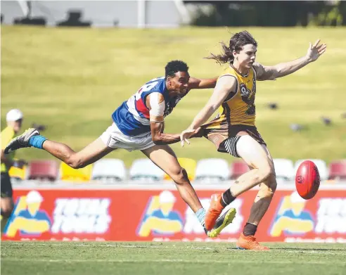  ?? Picture: BRENDAN RADKE ?? GOTCHA: Bulldogs Sean Babia runs down Hawk Corey Flint at Cazalys Stadium Saturday.