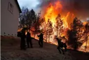  ??  ?? Le gigantesqu­e incendie qui ravage le nord de la Californie depuis le 8 novembre a déjà fait 77 morts (au 19 novembre).