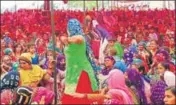  ??  ?? Woman protesters celebratin­g the ‘Vijay Diwas’ in Ramayan village of Hisar district on Tuesday. HT PHOTO