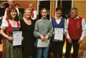  ?? ?? Geehrt wurden (von links) Christina Wittmann, Marielle Schmid (D1-Prüfung), Elisabeth Eberle von Angela Ehinger vom ASM-Bezirk 15 und Vorsitzend­em Markus Brem.