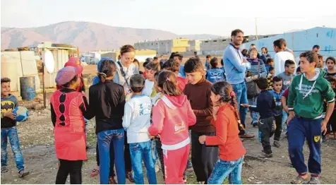 ?? Foto: Ingrid Grohe ?? Hilfe für den Libanon aus dem Allgäu: Verena Ostrowski aus Gestratz verteilt kleine Geschenke an die Kinder im Flüchtling­slager von Ghazzé.