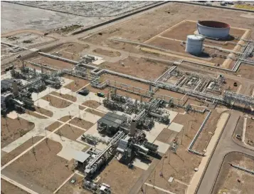  ?? ?? ▲An aerial view shows Majnoon oil field near Basra, Iraq.