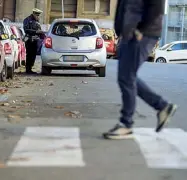  ??  ?? Sanzioni
Uno dei vigili ferma un automobili­sta (Ansa)