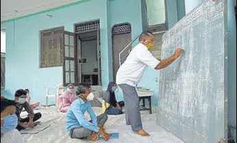  ?? PARVEEN KUMAR/HT ?? Children attend a class at Adil Mohalla Pathshala in Nuh amid the lockdown on Friday.