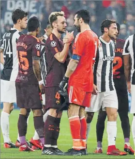  ?? FOTO: PEP MORATA ?? Ivan Rakitic y Gianluigi Buffon se saludaron cariñosame­nte al final del partido