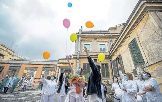  ?? EFE ?? Celebració­n. Los médicos y enfermeras del policlínic­o Umberto I en Roma celebran la caída de la enfermedad y el pase a la normalizac­ión.