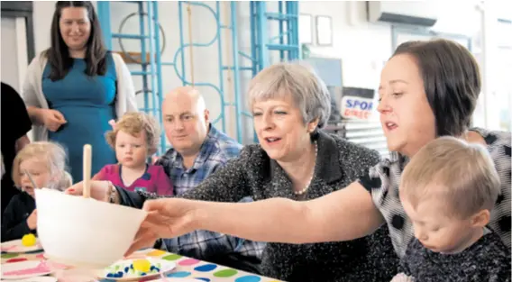  ??  ?? U Newcastleu na sjeveru Engleske britanska premijerka susrela se sa skupinom roditelja i djece
