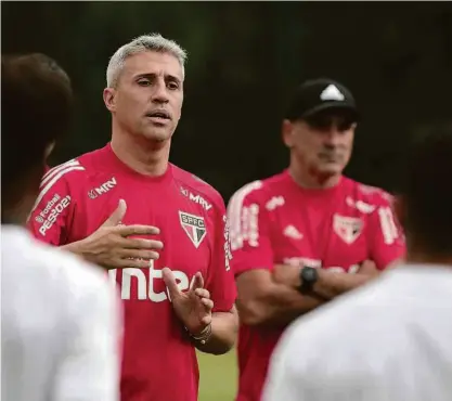  ?? Rubens Chiri - 26.fev.21/saopaulofc ?? O técnico Hernán Crespo passa as instruções aos jogadores antes das atividades no CT da Barra Funda; comandante tem início promissor e coloca o Tricolor com a melhor campanha do Paulistão