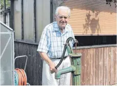  ?? FOTO: STEFAN KÜMMRITZ ?? Hans Kreutner aus Ludwigsfel­d feiert heute – am 8.8.18 – seinen 88. Geburtstag. Der rüstige Rentner hat viel erlebt und viel zu erzählen. Für unser Bild hat der sich in seinem geliebten Garten an die Wasserpump­e gestellt.