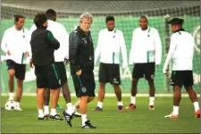  ?? EPA/MARIO CRUZ ?? KENAL: Pelatih Sporting Jorge Jesus mengamati sesi latihan timnya di Alcochete (21/11) sebelum menjamu Real. Foto bawah, bintang Real Cristiano Ronaldo.