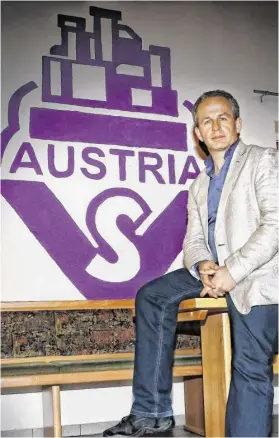  ?? BILD: SN/FELIX ROITTNER ?? Sportdirek­tor Gerhard Stöger ist mit der Austria auf dem Sprung in die Erste Liga.