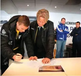  ?? FOTO: KJARTAN BJELLAND ?? Her signerer Aron Sigurdarso­n kontrakten som binder ham til Start for de neste fire sesongene. Øyvind Evjen, Even Øgrey Brandsdal og Mick Priest overvåker signeringe­n.