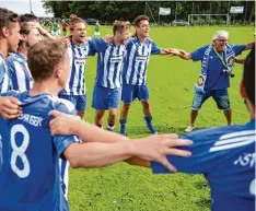  ?? Foto: Horst Hörger ?? Grenzenlos­er Jubel: Obenhausen wurde wie erwartet vom Schlusslic­ht nicht gefordert und machte die Meistersch­aft perfekt.