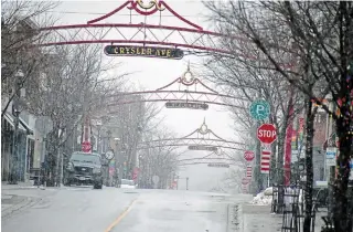  ?? PAUL FORSYTH
TORSTAR ?? Queen Street in downtown Niagara Falls, looking toward Crysler Avenue, was eerily quiet Jan. 22 in the midst of a provincial lockdown and stay-at-home order. The downtown BIA board says the time has come to more aggressive­ly market and promote the downtown.