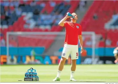  ?? CARL RECINE / EFE ?? El delantero inglés Harry Kane se refresca en el césped de Wembley.